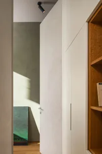 A minimalist apartment showcasing modern materials and design elements for a sleek, contemporary look.