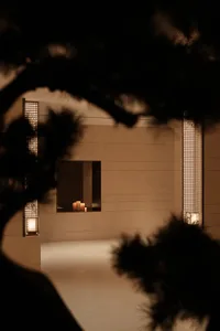 極簡室內設計，特色為混凝土牆面搭配蠟燭與燈籠。