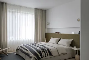 Minimalist bedroom with light and neutral tones and furniture