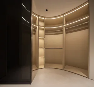 現代簡約衣帽間，配有照明層板與曲線設計。