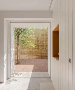 Modern exterior with white panels and gravel ground covering