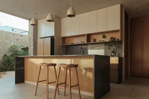 當代住宅廚房，採用簡約設計，搭配木質與大理石材質。