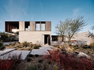 Modern house with a courtyard featuring concrete walls and a minimalist design.