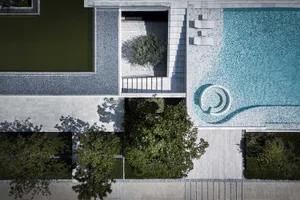 Modern house featuring a pool with ceramic tiles.