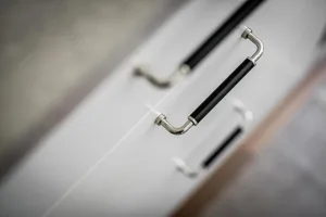 A sleek, minimalist metal handle with a black accent for a sleek, modern aesthetic.