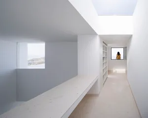 極簡室內設計，採用白色灰泥牆面與天花板。