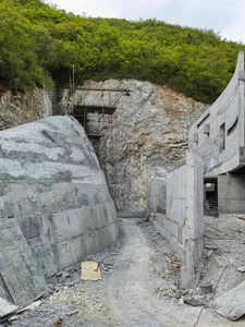 混凝土結構與鷹架的工地現場。