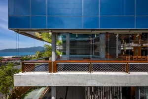 一座採用大量玻璃與混凝土材質的現代建築。