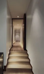 現代室內設計展示木質樓梯，擁有俐落線條與自然採光。
