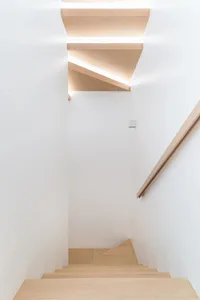 現代簡約樓梯，搭配木質踏板與扶手。
