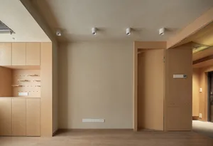 極簡住宅室內，木質牆面搭配灰泥地板