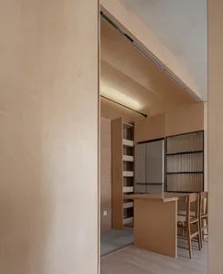 簡約住宅室內，搭配溫暖實木地板與開放式客廳空間。