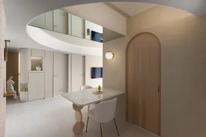 現代餐廳內擺放白色餐桌與餐椅，搭配簡約設計元素，營造溫暖且舒適的氛圍。