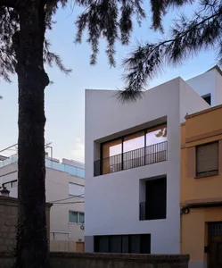 現代住宅建築，混凝土與玻璃外觀。
