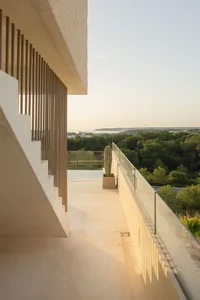 A minimalist residential exterior featuring concrete and glass materials.