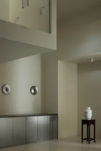 極簡室內空間，混凝土牆面與建築元素投射的陰影。