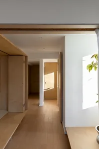 簡約住宅走廊，木質地板搭配白牆。