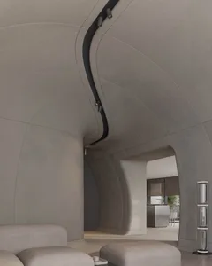 一間擁有混凝土牆面與曲線建築的現代簡約公寓。