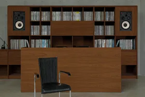 現代簡約居家辦公室，展示一個擺滿書籍與雜誌的木質書架。