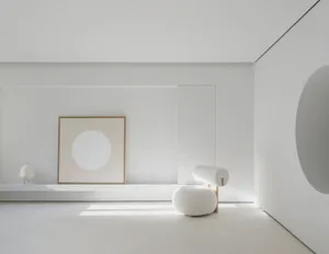 現代簡約室內設計，白色牆面搭配圓形元素，以及白色單椅與腳凳。
