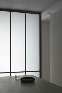 簡約空間配有大面窗戶與玻璃表面。