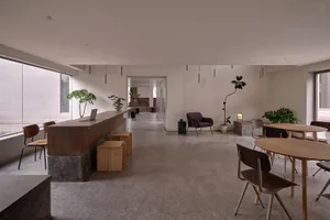 現代簡約咖啡廳室內，搭配混凝土地板與當代家具。