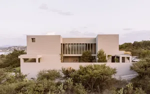 極簡現代住宅，展現混凝土與玻璃元素。
