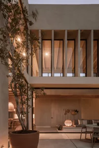 現代簡約住宅空間，搭配混凝土牆面與寧靜的簡約設計。