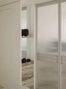 現代簡約住宅室內設計，搭配玻璃門。
