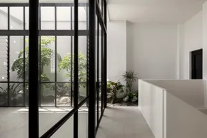現代極簡室內空間，搭配玻璃牆展示中庭景觀。
