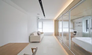 簡約風格客廳，白牆搭配木質家具。