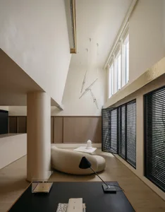 簡約住宅室內空間，搭配現代木質家具、玻璃牆面與金屬點綴。