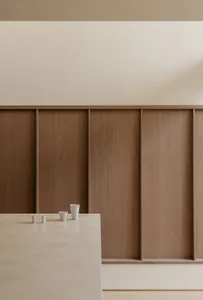 簡約住宅室內空間，搭配木質板材與白色餐具。