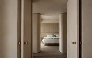 現代簡約臥室，採用中性材質並擺放一張大床。
