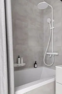 Bathroom with modern ceramic tiles in a light gray color.