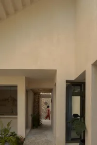 極簡住宅空間，搭配混凝土牆面與碎石步道。