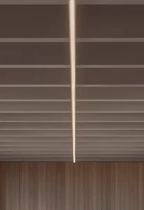 以木質打造的簡約室內空間，擁有俐落線條與俐落設計。