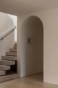 A minimalist staircase with a neutral color palette and clean lines.