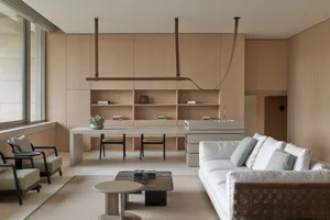 現代簡約住宅室內，搭配淺色家具與混合材質地板。