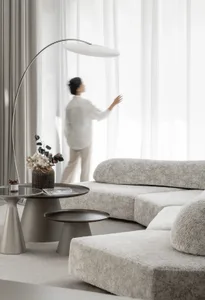 現代客廳擺放布面沙發、金屬茶几與玻璃燈具