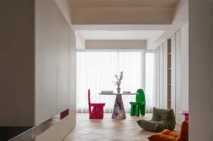 現代簡約室內設計，白色牆面搭配色彩繽紛的椅子與圖紋桌檯。