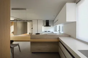 現代簡約廚房，配有白色櫥櫃與木質島台，呈現俐落乾淨的設計風格。