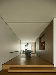 現代簡約客廳兼餐廳，搭配木質地板與俐落線條設計元素。