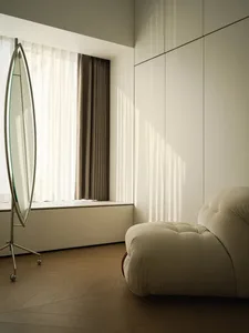 簡約住宅室內，採用中性色調與現代家具。