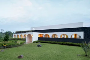 A modern minimalist house with a minimalist design, featuring a white exterior and concrete elements.