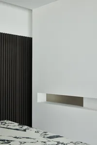 Modern minimalist living room featuring minimalist furniture and a marble floor.