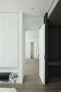 Modern minimalist room featuring wood flooring and marble accents
