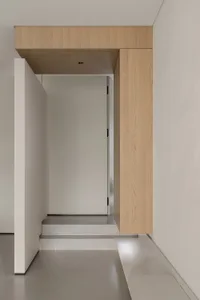 現代簡約室內空間，融入木質元素與俐落線條。