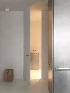 極簡室內設計，搭配金屬櫃體與極簡裝飾。