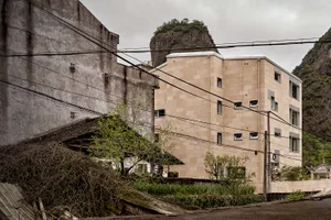 一座以混凝土材料建造的現代建築外觀。